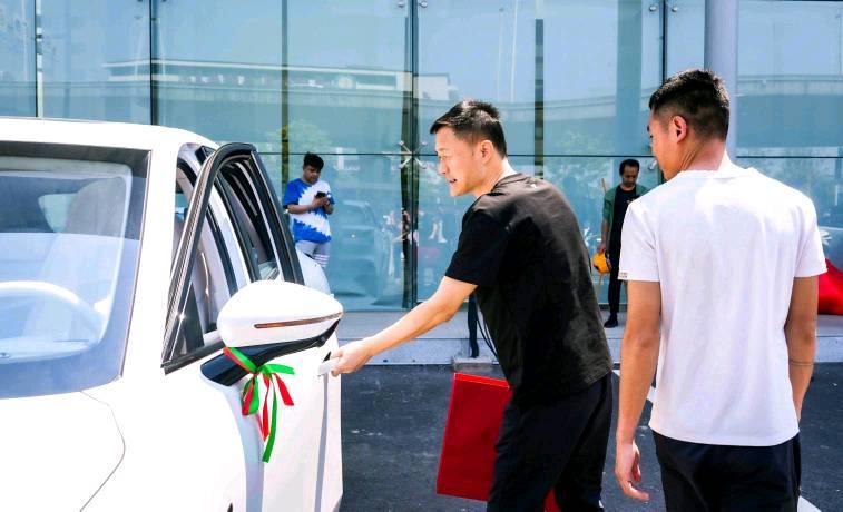 哪吒L开启首批交付,哪吒汽车CEO张勇亲自交车
