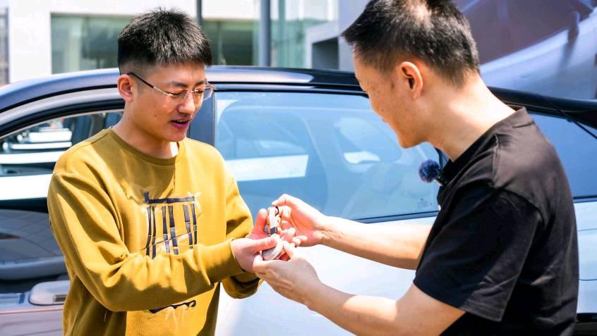 哪吒L开启首批交付,哪吒汽车CEO张勇亲自交车