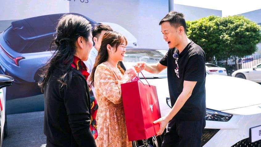 哪吒L开启首批交付,哪吒汽车CEO张勇亲自交车