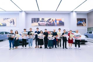 高阶智驾，全维安全，余承东为首批问界新M5车主交付新车