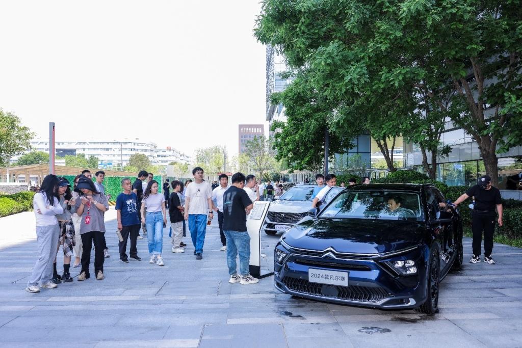 神龙汽车与京东汽车战略签约,持续提升客户体验 深化“五心守护伴知音”