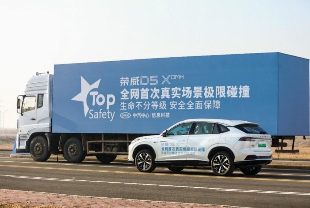 “入门即享长续航大动力”!荣威D5X DMH成都上市,限时权益价10.98万起