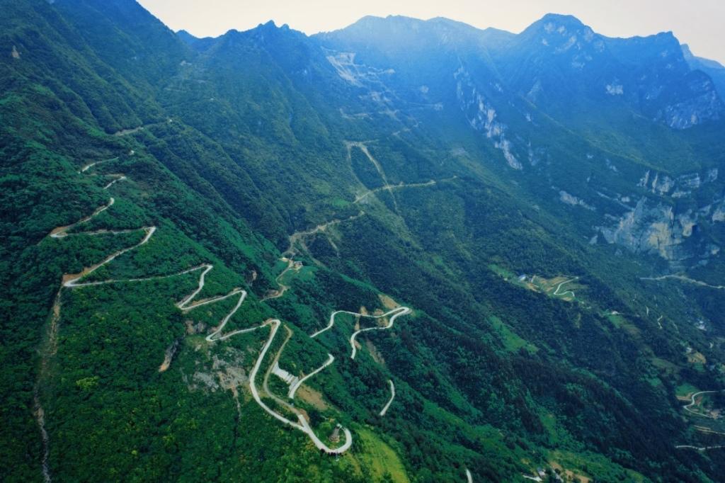 征服东方阿尔卑斯魔鬼山路,第二代UNI-V三项全优通过中国汽研制动安全测试!