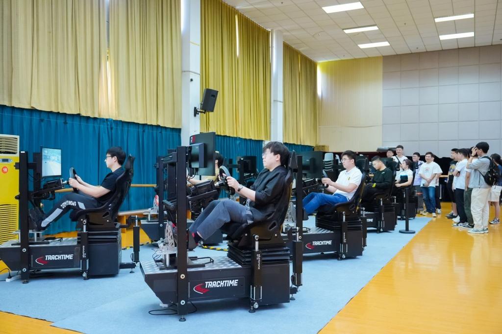 以青春之名,为热爱加码,2024领克巅峰车手电竞赛走进十大高校