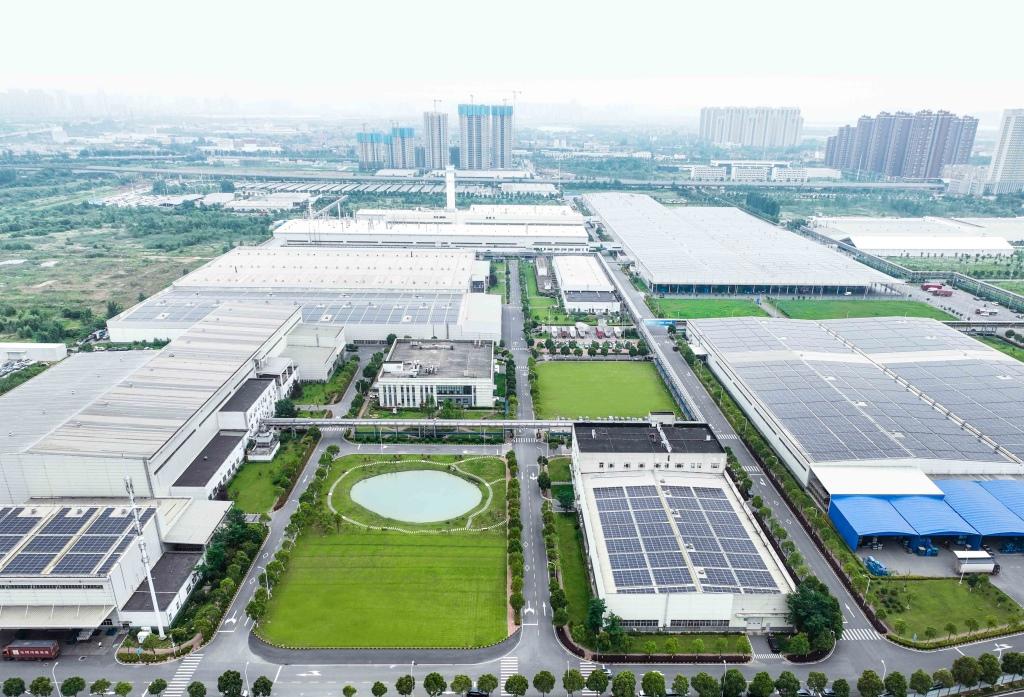 每10万公里减碳2吨 岚图汽车亮相2024上海国际低碳智慧出行展