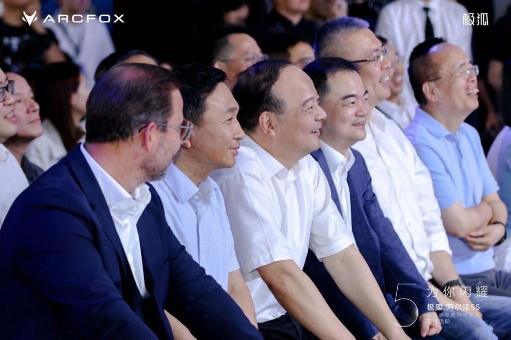 极狐阿尔法S5上市即交付!北汽+宁德时代+麦格纳三巨头合体献真心