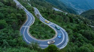 路特斯高颜值“冠军天团”劈弯牛背山，实力诠释“好看更好开”