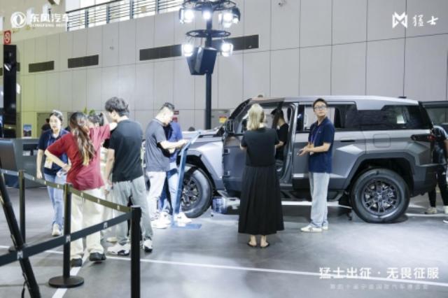 双车亮相,闪耀甬城,宁波车展猛士稳站C位