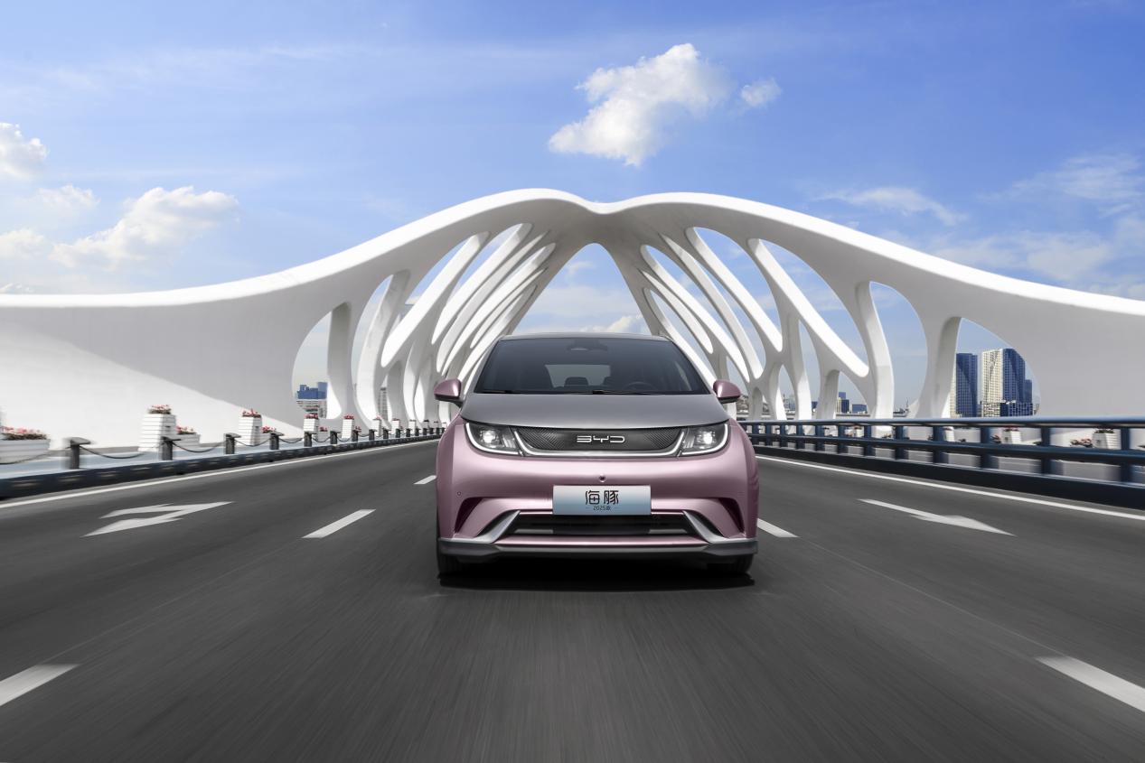 比亚迪2025款海豚宠爱焕新暨第70万辆下线,售9.98万元-12.98万元
