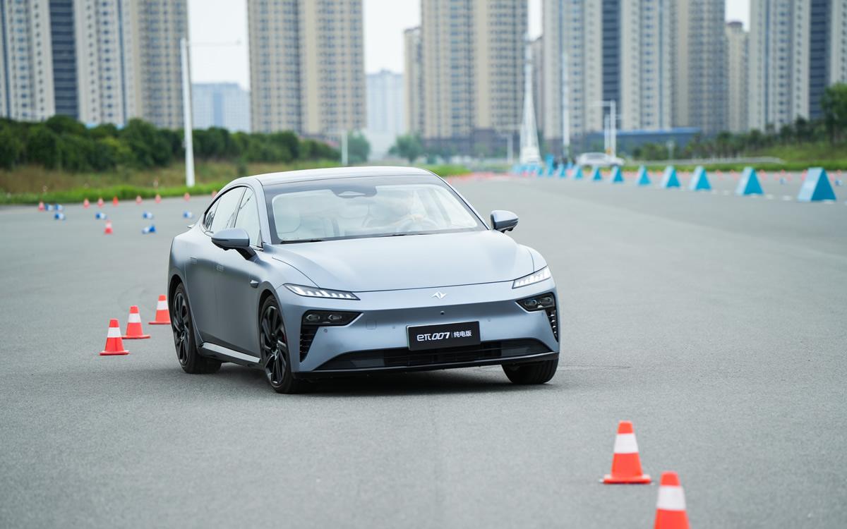 双电机四驱3.9秒可破百,开起来真“上头”,场地试驾东风奕派eπ007