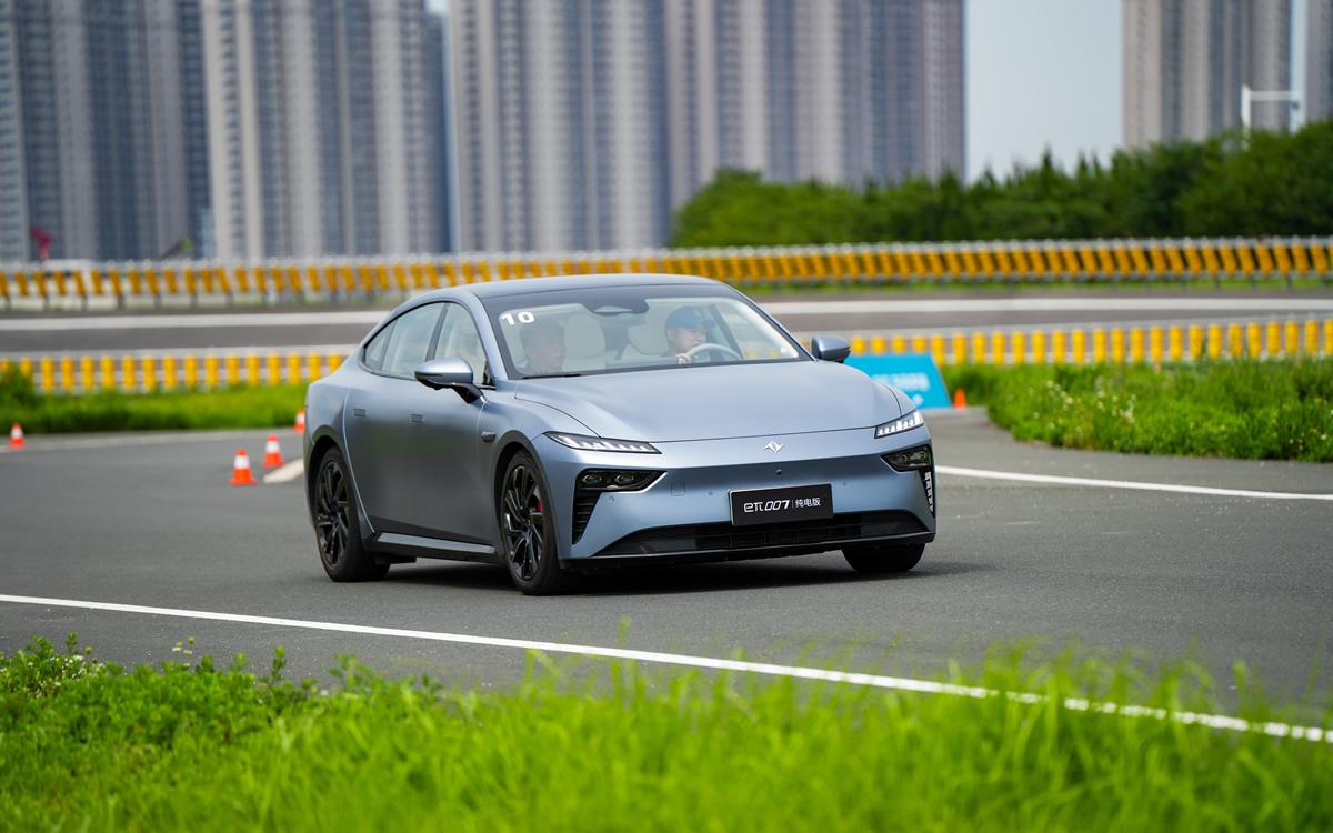 双电机四驱3.9秒可破百,开起来真“上头”,场地试驾东风奕派eπ007