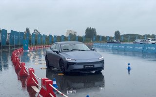 双电机四驱3.9秒可破百，开起来真“上头”，场地试驾东风奕派eπ007