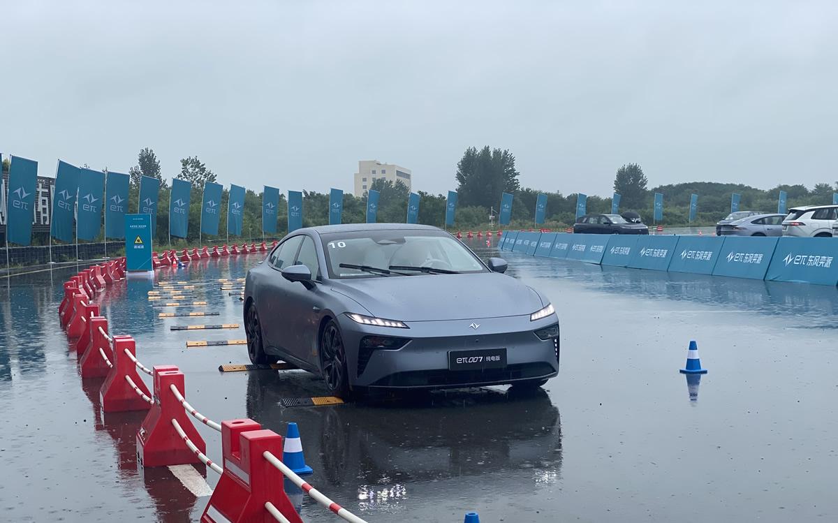 双电机四驱3.9秒可破百，开起来真“上头”，场地试驾东风奕派eπ007