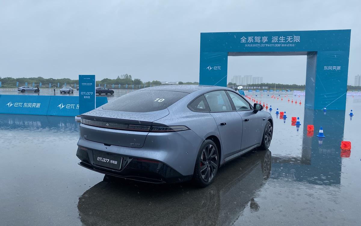 双电机四驱3.9秒可破百，开起来真“上头”，场地试驾东风奕派eπ007