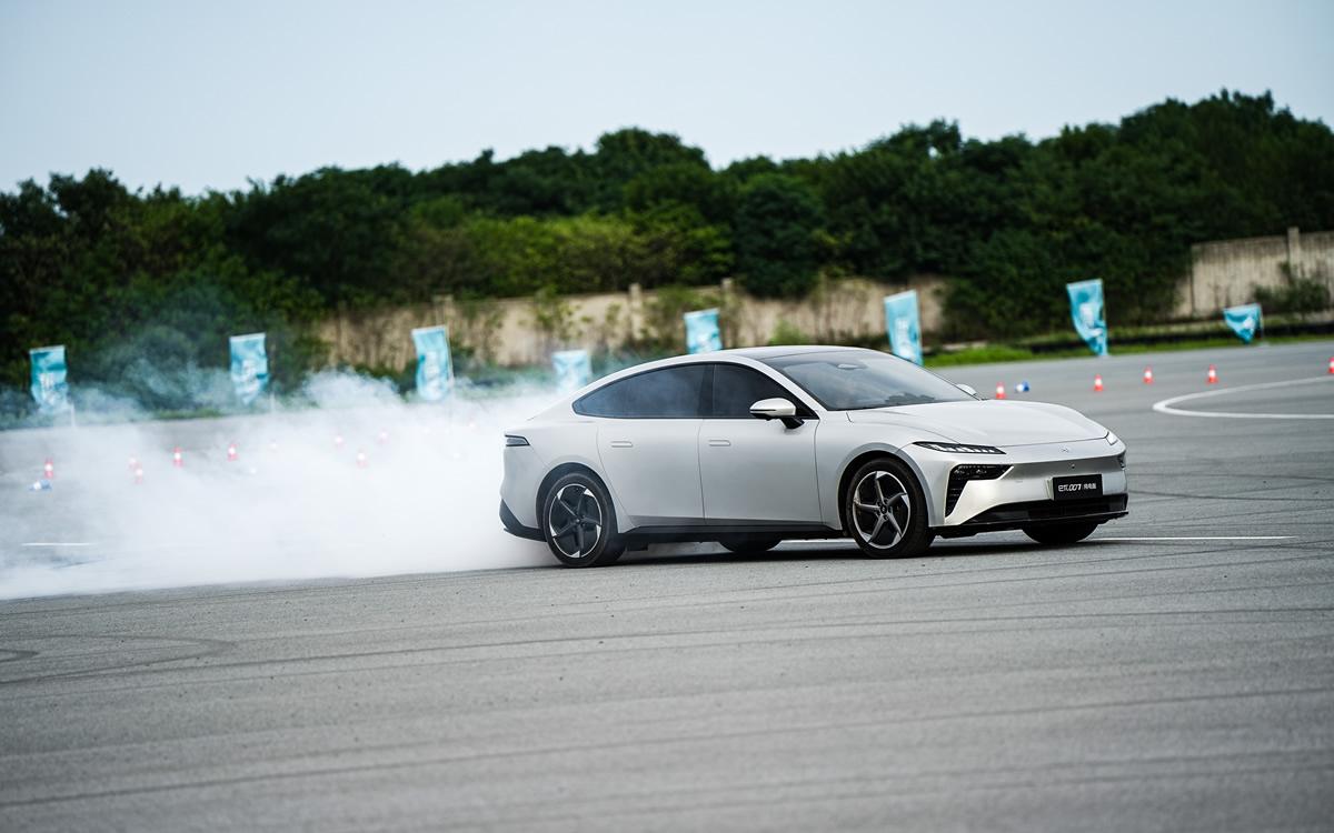 双电机四驱3.9秒可破百,开起来真“上头”,场地试驾东风奕派eπ007