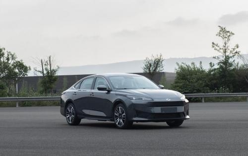 新蓝鲸AI电驱赋能!新款启源A05绞杀A级新能源市场