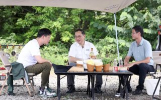 谁能想到，长安一把手朱华荣居然玩“飙车”，还全程直播！