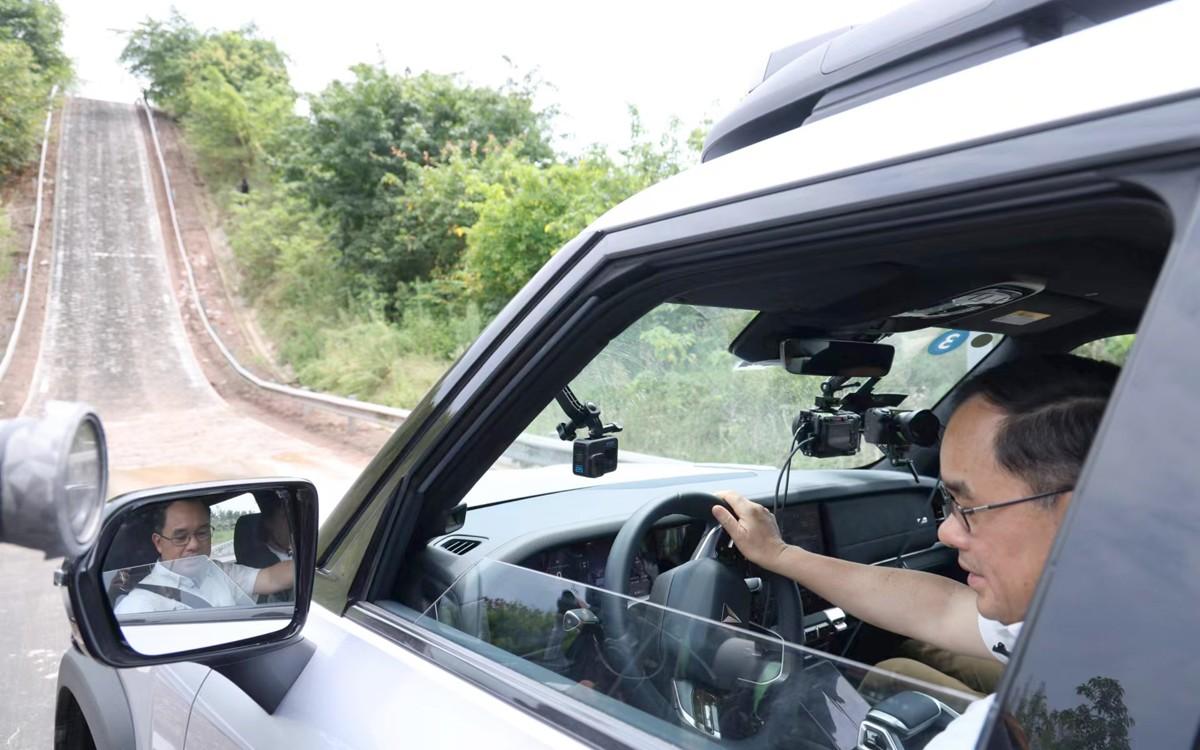 谁能想到,长安一把手朱华荣居然玩“飙车”,还敢全程直播!