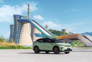 充一次电比加一箱油跑得还远，纯电动车进入“985”时代