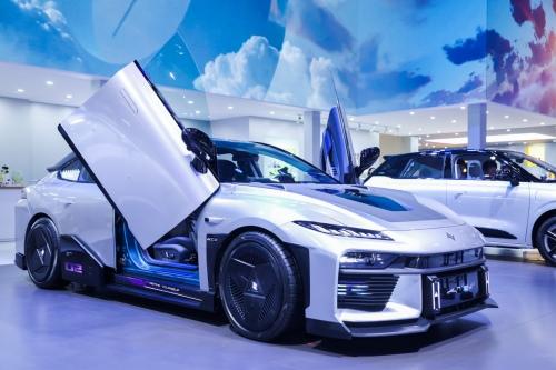 eπ007第二款定制概念车「时空闪现」，亮相成都车展