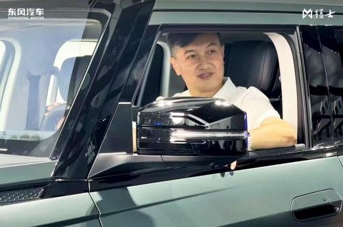 黄健翔、张路领衔最强足球解说天团,集体点赞打call东风猛士917