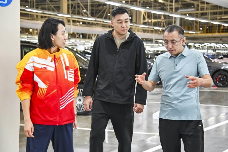 百万级冠军实力!全新岚图梦想家交付奥运冠军赵芸蕾洪炜夫妇