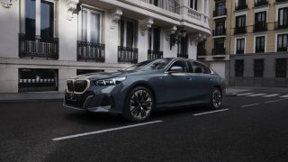 全新BMW 5系首搭“车路云一体化”V2X技术，实现高阶自动驾驶关键创新技术