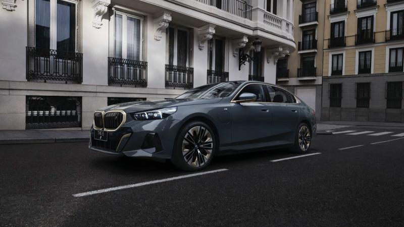 全新BMW 5系首搭“车路云一体化”V2X技术,实现高阶自动驾驶关键创新技术
