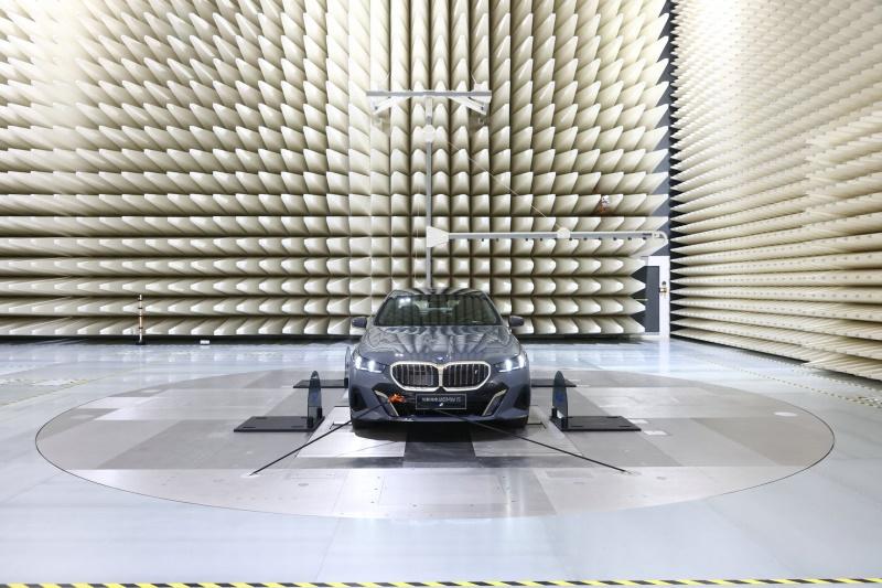 全新BMW 5系首搭“车路云一体化”V2X技术,实现高阶自动驾驶关键创新技术