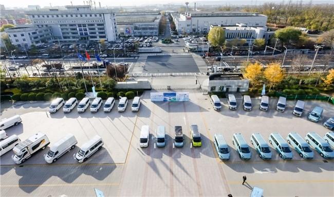 在细分市场一度占有率达到70%的福田风景上新了! 11月18日,以“新风景 新风尚”福田汽车风景i新品发布会在北京举行,福田汽车重磅发布了倾力打造的全新一代纯电动中VAN产品风景i系列,并以“新风景 新风尚”对风景品牌进行了全面焕新。 在大方量、新能源VAN车已成主流、并占据越来越大市场份额的当下,作为福田正向开发的全新纯电VAN类平台的代表车型,风景i将重新定义新一代中VAN产品,成为中系新能源VAN类新标杆。 从第一代的风景到如今第四代风景i,在福田汽车副总经理、新闻发言人巩海东的讲述中,我们不仅可以管窥中国的VAN类产品从客运为主到如今的货运场景,同时兼顾多元场景发展的趋势,更可以看到在新能源化、智能化、国际化的驱动之下中VAN产品的巨变,以及越来越广阔的市场前景。 一代到四代,看福田风景进化史 福田风景,在很长一段时间内就是日系轻客的代名词。 从客运为主到后面的货运为主,经历了四代产品的发展,从80年代——90年代初期,中国VAN类市场刚刚起步,彼时以日系海狮技术为主,福田此时还没有进入这一领域,到90年代中期至2010年前后,VAN类市场经历了十多年的发展,走向了日系向欧系转型升级的过程,欧系产品出现、市场客货并重,也就是在这个时间段,在2000年福田推出了第一代平台K0,即风景海狮、风景爱尔法,引进日系技术,引导行业从客运向货运转型,短短时间就做到了行业销量第二。 时间来到2007-2013年,从K0到M1平台,福田走起日系+欧系双技术路线,这也迎合了当时的市场趋势,风景产品来到了第二代,代表车型有风景快运、风景快客和M1平台产品,福田风景进入客货并重的时代,并实现动力、承载、空间的全面升级。 随后是VAN车发展的第三阶段:多元化,从2010年前后至今,中国商用车企自主研发中VAN产品,实现了多场景发展,涵盖客运、货运、专用车及改装车,同时越来越聚焦货运场景。在这个阶段,风景来到了第三代,从风景G7\G9到风景G7EV、M1平台产品和风景G5,以货运为主导,同时定义城市多功能商用细分市场,在这一过程中,福田风景取得细分市场占有率70%、行业排名第1的好成绩,一方面可见风景产品迭代更新速度之快和在市场上的竞争力,另一方面足见福田汽车对VAN类业务坚定的投入与承诺。 投入并非一句空话,而是真金白银。历时三年、投入超10亿元的第四代平台产品——风景i应时而来,它的出现将重新定义新能源中VAN标准。 为纯电中VAN市场而生 为何这么说,因为新能源中VAN市场的发展,更因为用户的需求。这两年,新能源渗透率在VAN车市场迅速攀升,2024年预判可达到44%,2026年将超过50%。同时城配市场的深刻变革,也让VAN车朝着大方量、大电量、长续航发展,中VAN产品实现了对轻卡部分使用场景的替代,中VAN市场面临扩容,用户亟需一款正面开发的纯电平台的中VAN产品。 基于此,福田汽车对VAN类市场进行了聚焦,瞄准纯电动中VAN,定位货运市场,坚持商用车属性、打造出更懂货运市场的产品,风景i的定位和竞争力也得以明确:这是全新一代纯电动中VAN产品,实现自主技术引领、打造中系中VAN新标杆。 至此,福田VAN类业务的战略业已明确。“全新第四代平台,是正向研发的纯电中VAN平台,不仅要延续补强风景品牌优势,还承担着实现福田VAN类业务战略目标的重任,2025年在中VAN市场要实现30%的占有率目标。”巩海东说,到2028年要实现VAN类全球销量18万辆的战略目标。 而VAN业务也将是支撑福田汽车在2028年实现年销量100万辆的核心载体。正如巩海东所言,VAN 类业务是重要的成长型业务和规模支撑,福田汽车将全面深化部署VAN业务体系,以图雅诺+风景双轮驱动,实现货用、客用、专用3大类全场景覆盖。其中,图雅诺覆盖大 VAN 市场,发挥重载平台优势,巩固发展;风景品牌,K1 平台面向重载场景,以油车为主;K2 平台为标载、大空间的科技纯电平台,即风景i系列。 产品及生态全面升级 作为全新一代正向开发的纯电中VAN,风景i绝非油改电产品可比,各种性能更是领先于同类产品,比如滑板底盘、中央融合电子电气架构、跨域控VICU技术、便捷智能的人机操控体验等。但是最根本的空间大、续航长、能耗低、更安全,风景i也统统都有。 因为福田汽车深知商用车的属性和用户的痛点,城配货运行业无论是平台拉活还是自备用车,都绕不开能耗、装载和安全。在福田图雅诺新能源事业部总裁张宏亮的讲述中,福田风景i拥有超大装载空间,同等车长下,货厢容积比同级车型多1.1个立方米;高性能动力电池、高效电驱,先进的能量回收策略等八位一体精心设计,让福田风景i续航里程至高达到460+公里;而2C快充技术的应用,让福田风景i只需18分钟就可从20%电量提升至80%,实现超快补能。 “高能量密度电池、高效的动力系统、低风阻造型设计、匹配的6.0低滚阻轮胎、强大的能量回收能力、1.5牛米低轮边拖滞力以及节能的 LED 大灯,使得风景 i产品同等电量下,同级别能耗最低,1度电多跑1.2公里。”张宏亮表示。 在安全性方面,风景i系列也进行了全面升级,采用高强度车身材料和先进的安全技术,配备AEB、ACC、FCW、BSD、LDW、AVW360°和FMS等主动安全配置,全方位守护用户行车安全。 除了提供具备优势竞争力的产品,与风景i同步推出的还有VAN物互联生态发展联盟,福田汽车围绕新能源生态,可提供包括优质的金融、保险,租售协同,电池银行,贴心服务,二手车回收、货源运营等绿色智慧物流一体化的解决方案。 结语: 综上所述,风景早已不是原来的风景,无论是全新的品牌定位“绿色货运中系新标杆”还是全新的品牌口号“新风景,新风尚”,福田风景i代表着福田汽车在VAN类市场的坚守和对用户的承诺,让用户享受到更新的技术、更好的产品和更优的货运体验,引领行业追求更高货运价值,让城市物流实现低碳绿色可持续发展!