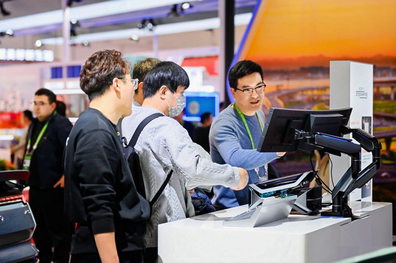 亿咖通科技亮相中国国际供应链促进博览会，展示"ECARX Empowering"全球赋能实力