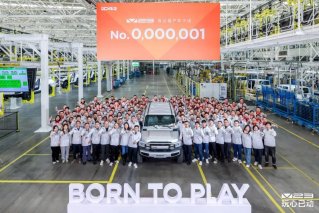 锁定2024年度最后爆款，iCAR V23首台量产车正式下线，全国门店陆续到车中