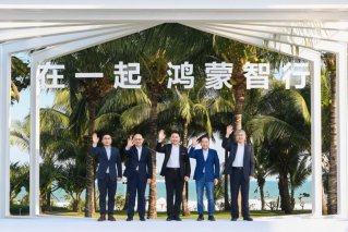 鸿蒙智行年度直播盛况空前，四界齐聚央视直播间