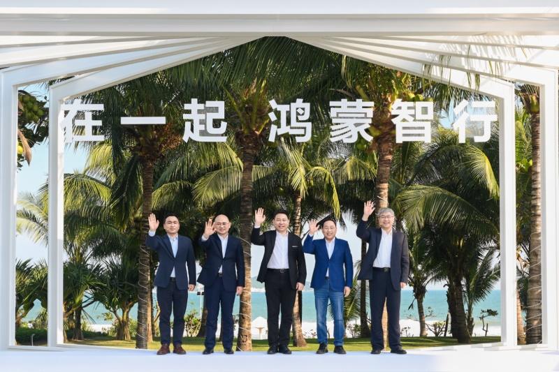 鸿蒙智行年度直播盛况空前,四界齐聚央视直播间
