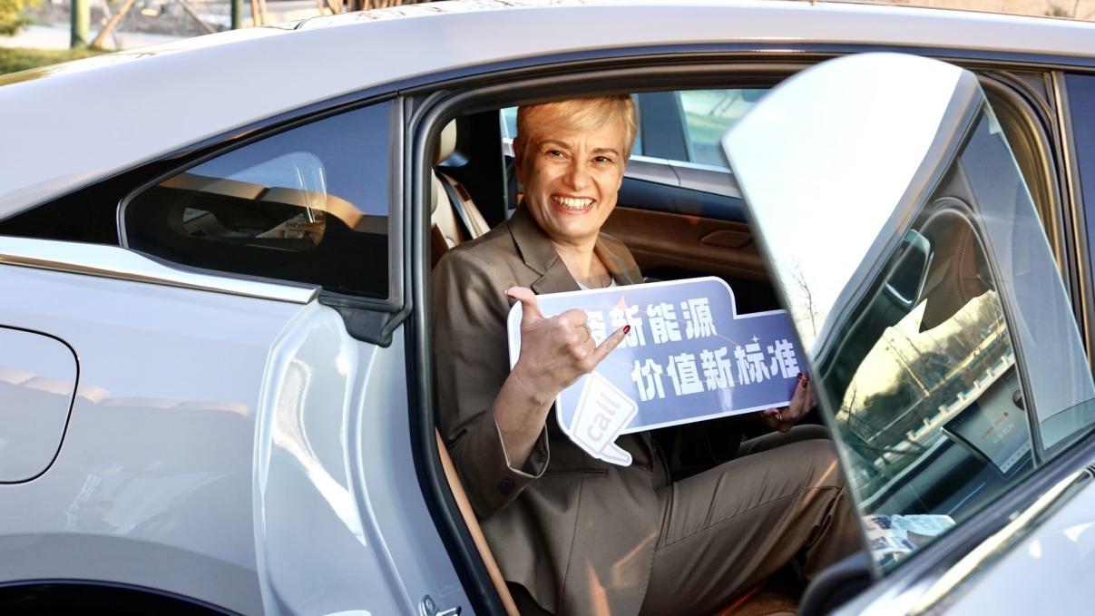 MAZDA EZ-6成为2024驻华使节夫人文化交流嘉年华官方指定用车