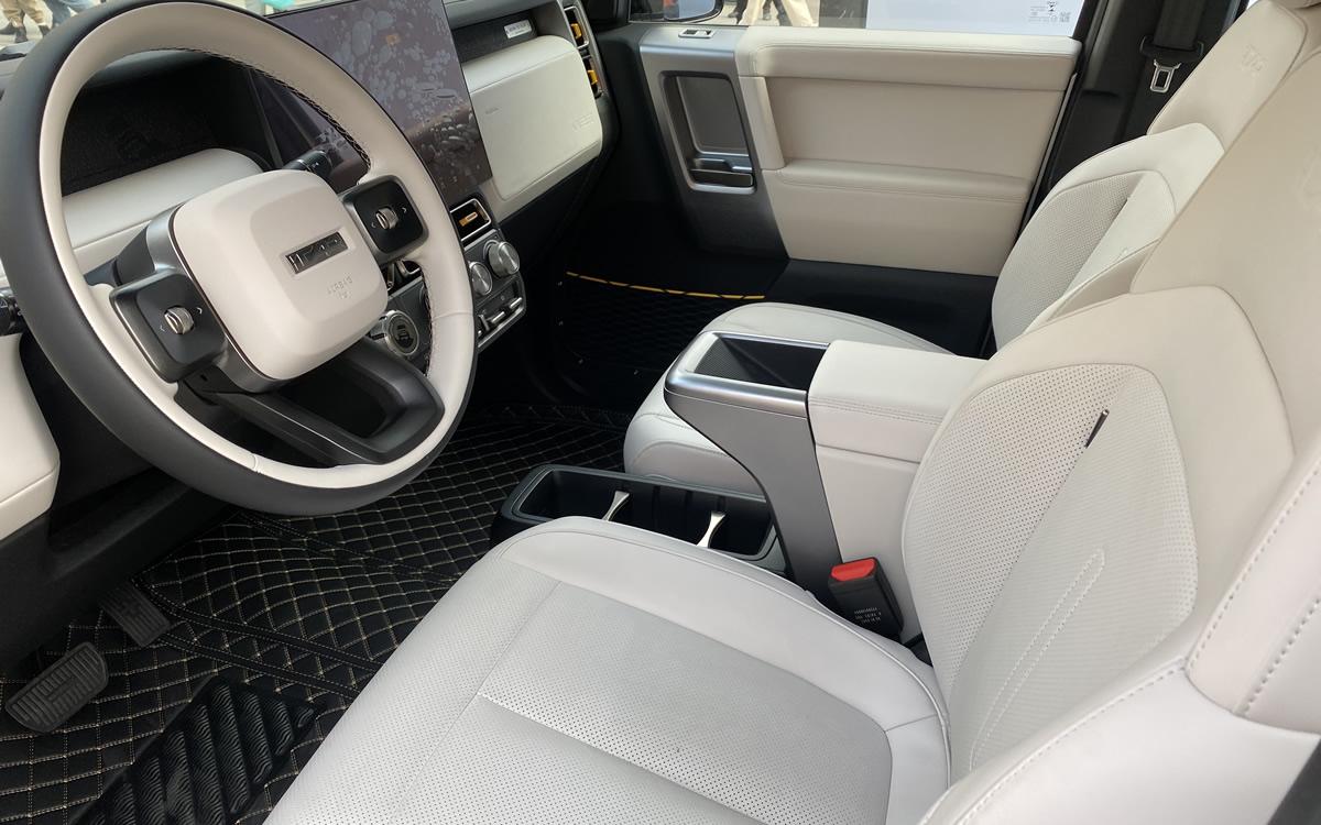 提供两驱四驱可选，最长续航501公里，iCAR V23成都上市交付