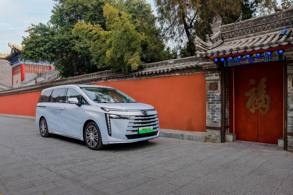 中型MPV冠军传祺E8+再放大招，PRO+限时一口价20.98满爱上市