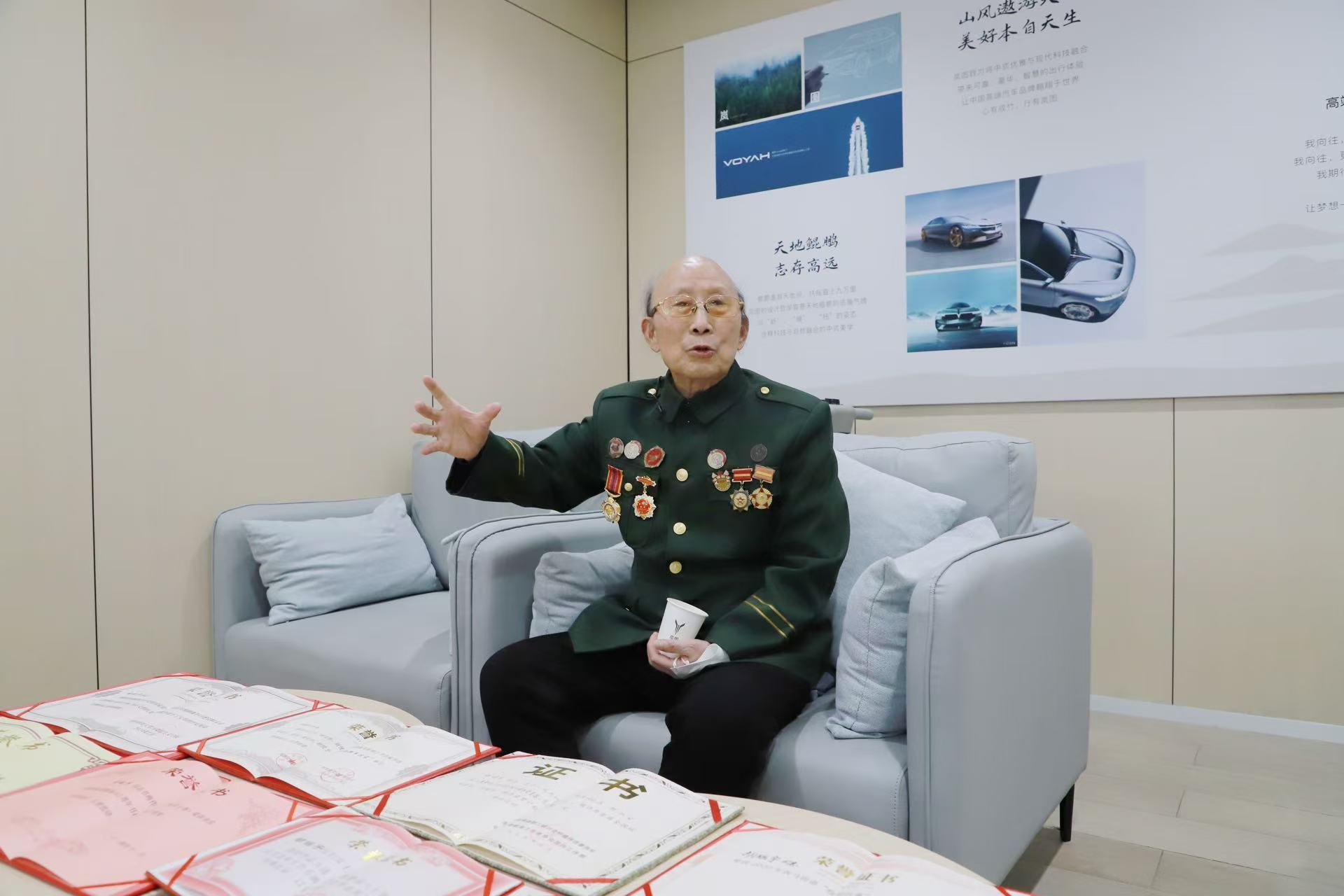 最年长用户诞生!岚图知音交付90岁英雄一家,中国智造为英雄护航