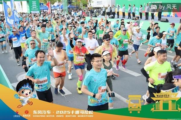 2025十堰马拉松圆满收官,看东风商用车跑出耐力与速度