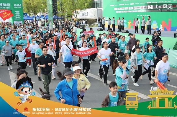 2025十堰马拉松圆满收官,看东风商用车跑出耐力与速度