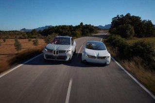 BMW新世代智舱“巨幕”展台首“秀”上海车展，三大首创技术亮相