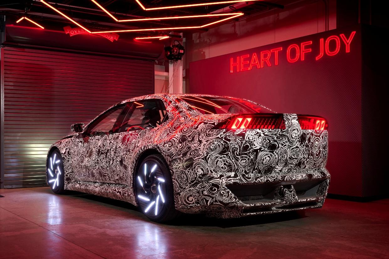 BMW新世代智舱“巨幕”展台首“秀”上海车展，三大首创技术亮相