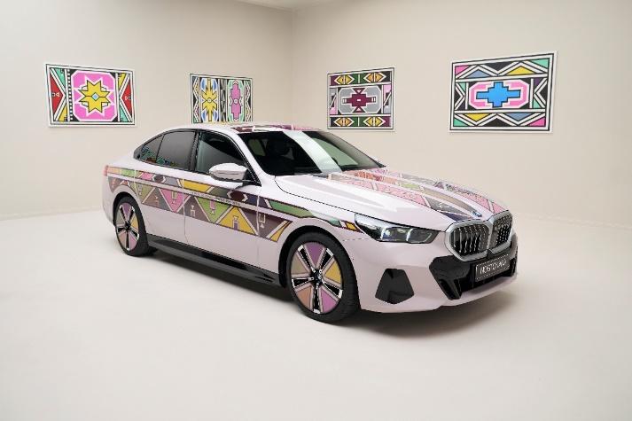 BMW新世代智舱“巨幕”展台首“秀”上海车展，三大首创技术亮相