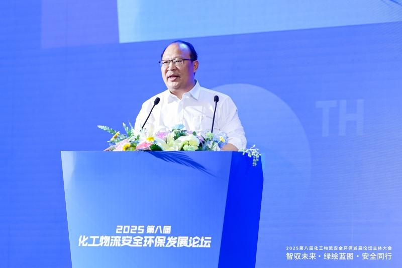 东风商用车携龙擎3.0动力链强势亮相2025化工物流安全环保发展论坛