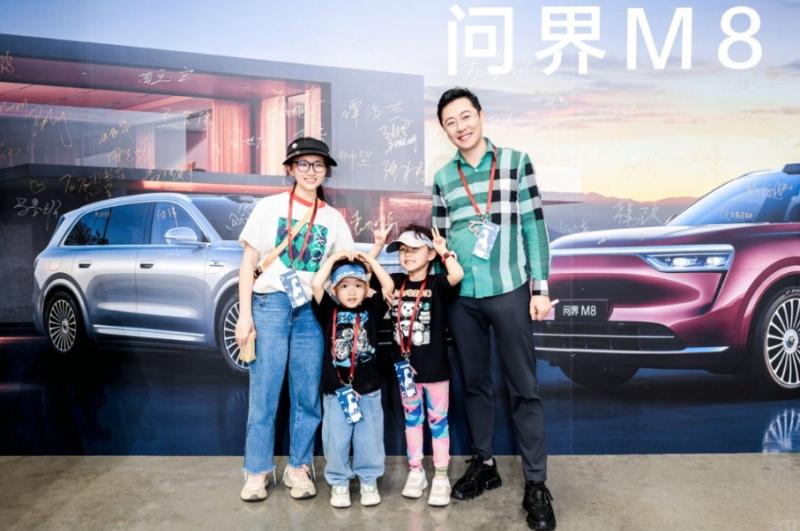 百组车主齐聚问界M8交付现场,中国智造加速度惊爆同行