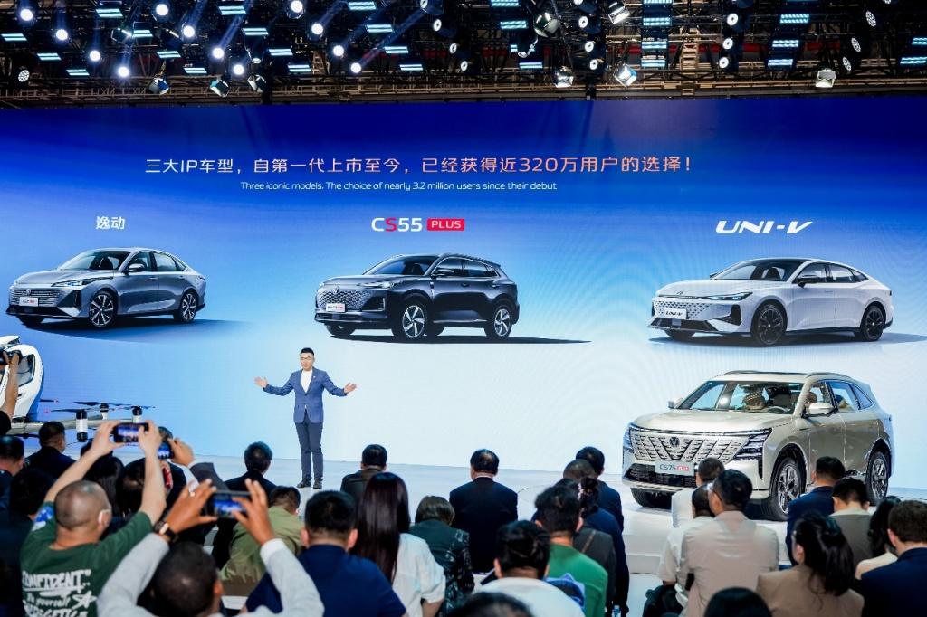 2025上海车展:长安汽车经典车型焕新新蓝鲸500Bar,领先合资一年!