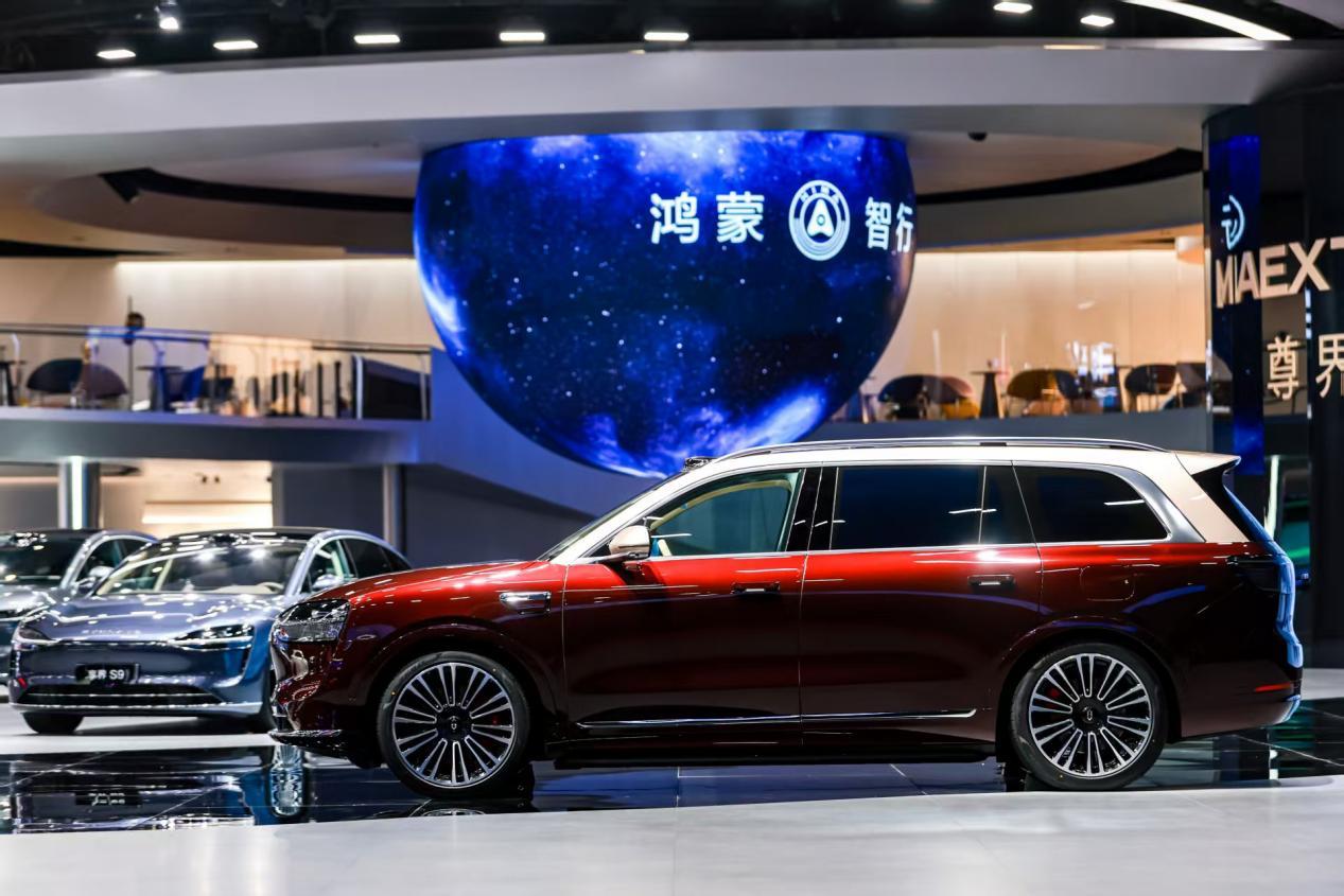 “三冠王”问界M9升级归来!2025款以安全科技征服高端市场