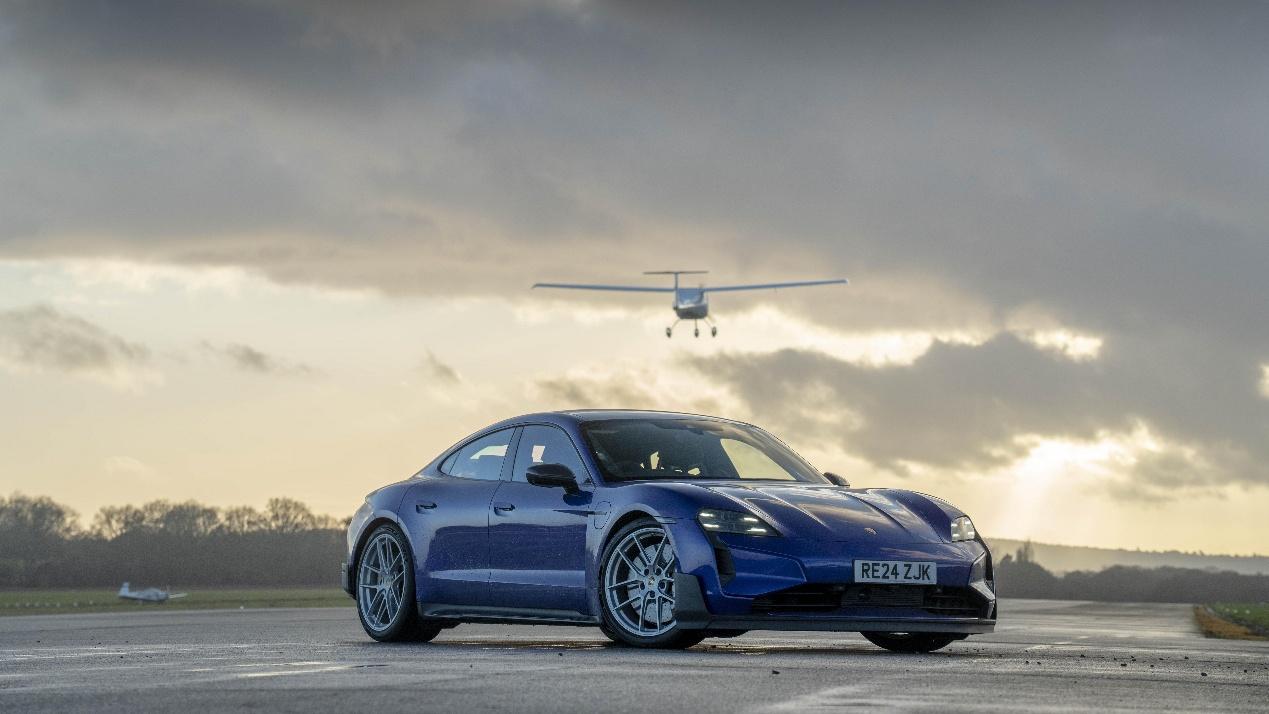 地空对决——保时捷Taycan Turbo GT挑战电动飞机