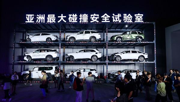 中国汽车走向全球的终极答案——用“胆小”守护生命,用“胆大”定义未来