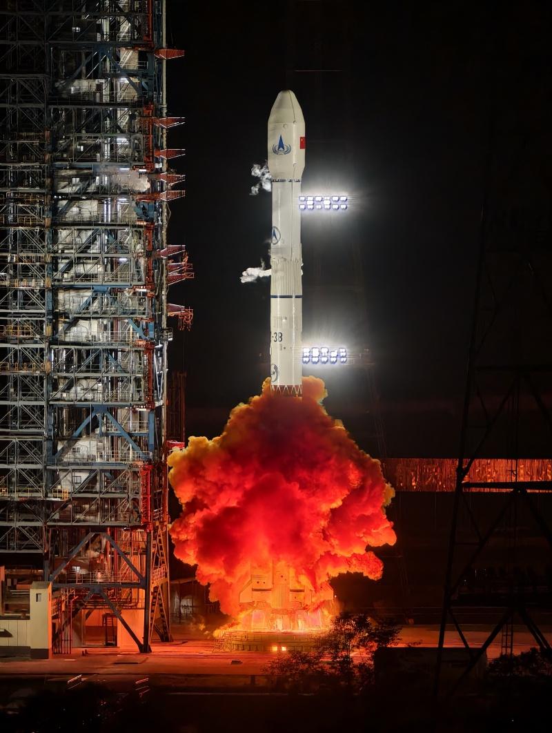 天问二号成功发射 仰望U8见证中国小行星探测开启新征程
